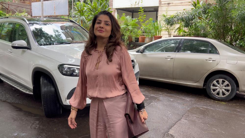 raveena-tandon-was-snapped-at-a-dubbing-studio-in-bandra